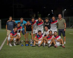 Remax Zizola Usai & Fitness Village al centro del campo col trofeo e i premi